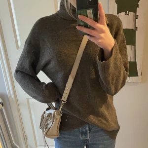 Stickad zara tröja  - Supermjuk och fin tröja med perfekt passform och längd. 