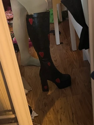 Lamoda skor - Världens snyggaste boots som tyvärr inte stängs då dem är för små för mina vader😭, köpta av en kompis men aldrig använda av henne eller mig! Så i nyskick.❤️ hmu vid frågor annars går köp nu bra. Skickar gärna mått och fler bilder!