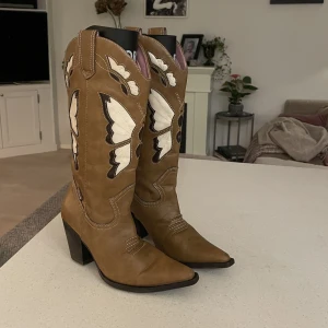 Cowboy boots - Vit/bruna cowboy boots i strl 36. Bra skick!