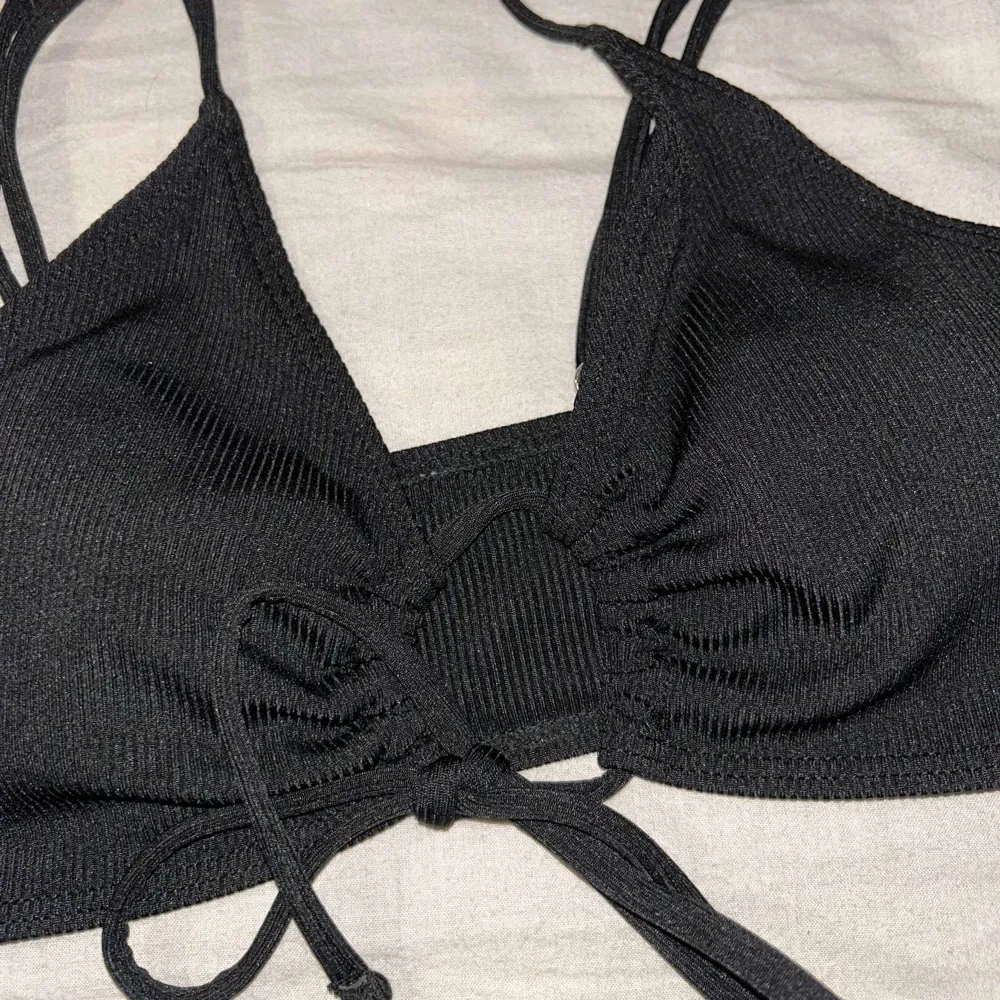 svart bikini från shein i storlek S, aldig använd, knyts på framsidan av bikiniöverdelen💕. Övrigt.