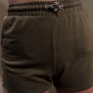 Shorts - Några gröna mjukis shorts med detaljer på sidan.
