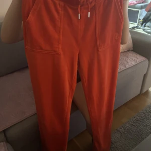 Juicy byxor färg orange  - Säljer mina helt nya juicy byxor i Storlek Xs har inte använt dom en ända gång! 