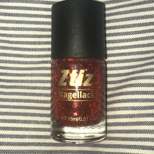 Nagellack glitter  - Säljer detta med då jag inte är så förtjust i glitter nagellack. 
