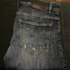 Använda ett få antal gånger säljs pga att de ej passar för endast 599kr! köpta för 1349kr.  Autentiska jeans ifrån Hugo boss.  Till dig som är mellan (170-177cm) lång. 