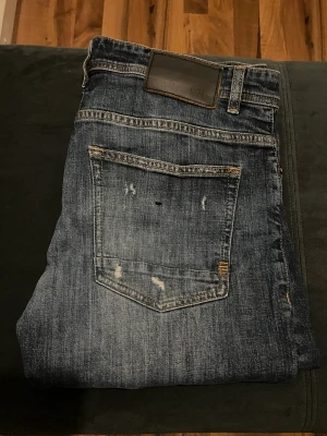 Jeans - Hugo Boss - Använda ett få antal gånger säljs pga att de ej passar för endast 599kr! köpta för 1349kr.  Autentiska jeans ifrån Hugo boss.  Till dig som är mellan (170-177cm) lång. 