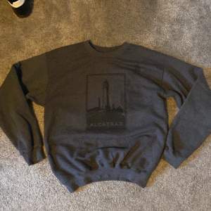 Snygg sweatshirt med alcatraz print på en Hanes blank i storlek M
