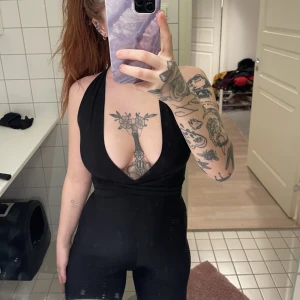 Jumpsuit - oanvänd jumpsuit från Ginatricot i strl Xs men passar även S🧡 skriv för frågor! Går bra att använda ”köp nu” funktionen🧡 den går att knyta hur man vill!