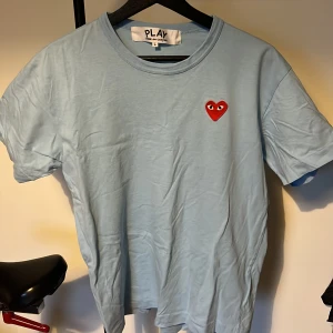 Comme des Garcons T-shirt  - Bra skick, använd ett fåtal gånger!