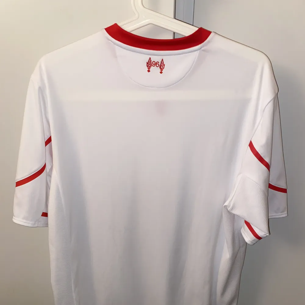  Liverpool tröja ifrån Samdodds.com helt oanvänd, storlek L. T-shirts.