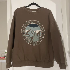 Brun sweatshirt - Brun sweatshirt från pull&bear i storlek S! Nypris 239kr!🫶🏻 Köparen står för frakten!