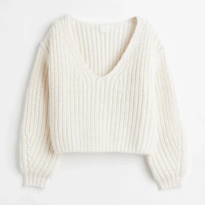 Stickad tröja  - Fin stickad tröja från H&M💘beställde i M men upplever att den är stor i storleken, den sitter oversized💘Nypris 299