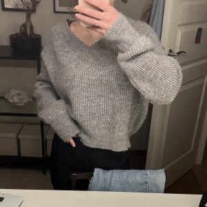 Grå stickad - Grå stickad tröja i storlek xs från Gina Tricot. Knappt använd.