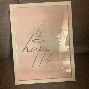 Tavla  - En rosa tavla med text : live happy super fin ❤️