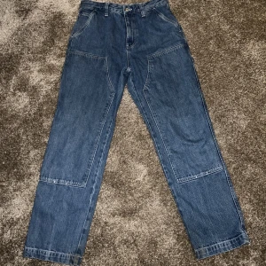 Stüssy double knee jeans - Skitsnygga jeans från stussy. Inte använda särskilt mycket. Används inte längre då jag knappt bär jeans. Skick 8/10 (små tecken på användning vid benmynnigarna). Nypris: 1800 kr. Skriv om du har några frågor!🤝
