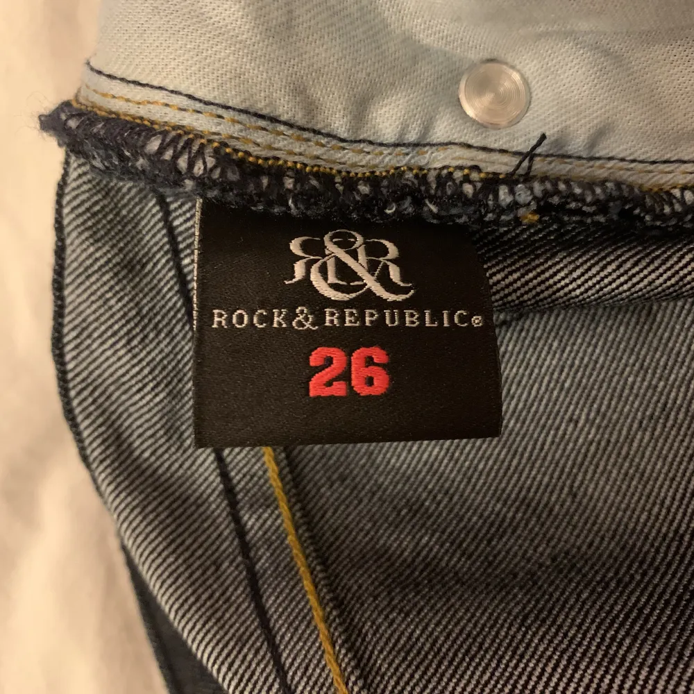 Skitsnygga lågmidjade bootcut jeans från Rock and Republic i storlek 26, men sitter mer som en 25 tycker jag. Midjemåttet är 35 cm tvärs över och innerbenslängden är 90 cm.  Jätte fint skick, inga defekter och helt som nya. Jeans & Byxor.