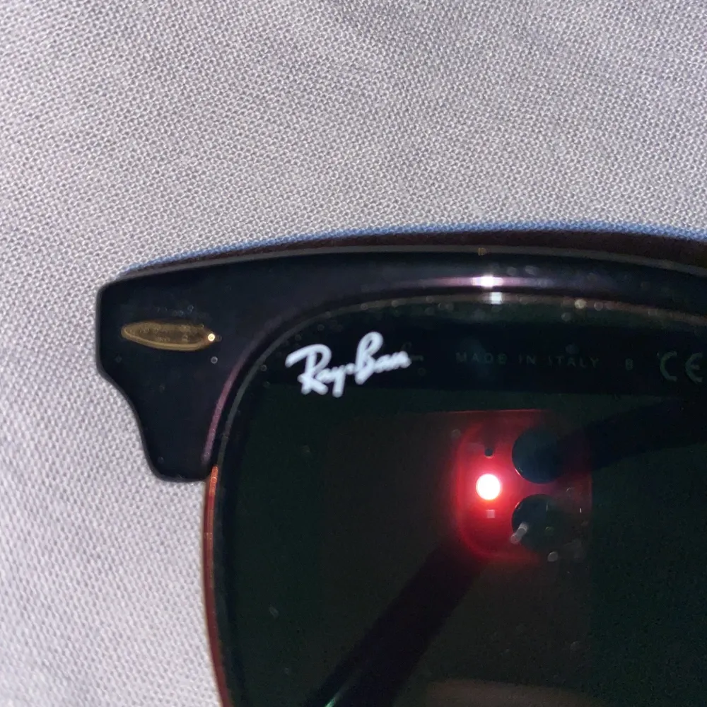 Ett par Ray Ban solglasögon i väldigt fint skick, använda max 5 gånger. . Accessoarer.