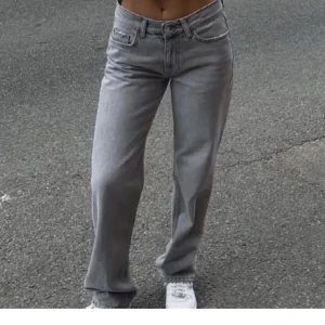 grå lågmidjade jeans  - går low straight jeans ifårn gina tricot, storlek 34.❤️ jag har klippt mina längst ner( se bild 2) är 168 för referens.