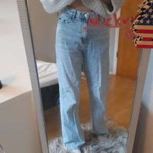 Ijus blåa jeans - Dem är i storlek 170cm men dom passar också dem som har runt 34/36. Från lindex, barn avdelningen. Jag har klippt bort resårbandet i midjan, men de syns inte eller känns. Jag säljer dom av anledning till att jag tröttnat på jeansen. (Tar endast swish)