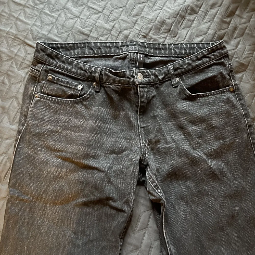 Jättesnygga och sköna jeans från weekday. Är i modellen Arrow Low Straight Jeans.. Jeans & Byxor.