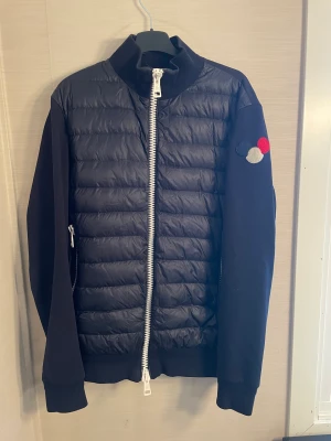 Moncler Tripple Logo Down Cardigan - Skick: 9/10 Storlek: M Väldigt fin och efterfrågad modell