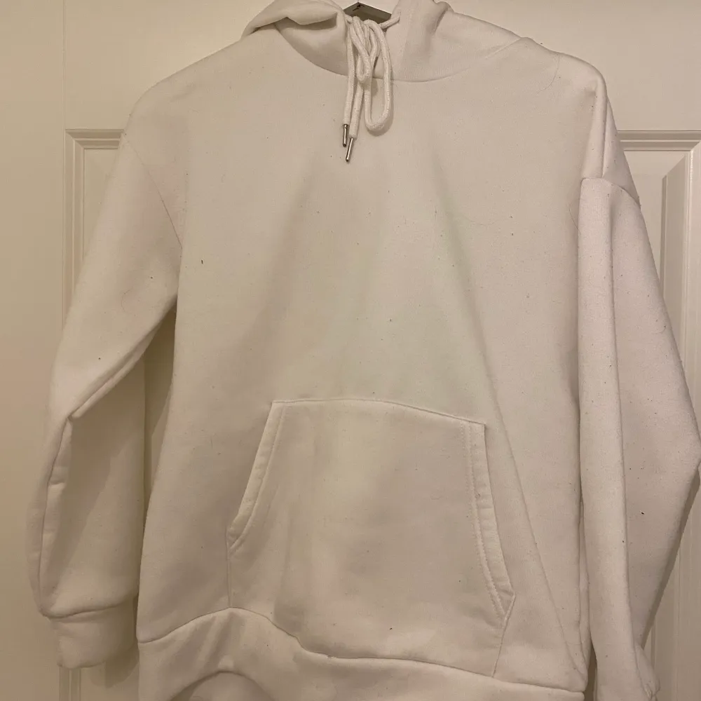 Säljer denna vita hoodie från shein i storlek 36/S då den var för kort i ärmarna. Köptes för ungefär 229kr o säljs för 100kr🤍. Hoodies.