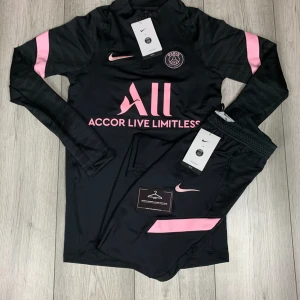 Psg (Tröja) - Bara tröjan säljs.  I bra skick förutom lite vid ena handleden men syns inte å märks knappt av!