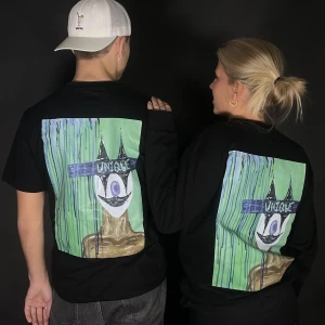 THE JOKER CLOWN - Denna otroligt unika trycket består av riktigt starka och otroligt fina färger som du kommer älska! T-shirt finns i vitt, svart och även tryck på framsidan. 