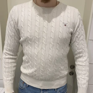 Gant tröja - Säljer denna kabelstickade ganttröja då den ej används mer. Hyffsat bra skick.