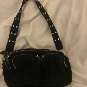 Connie bag - Lägger ut igen då tjejen som skulle köpa aldrig köpte💘 Jätte fin väska fårn ginatricot som är helt slutsåld! Jätte fint skick. 