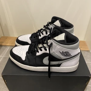 Jordan 1 ”Shadow” Mid - Säljer mina Jordan 1 ”Shadow” Mid. Dom är använda några gånger men väldigt försiktigt. Köpt på Farfetch och kvitto finns. Cond 7/8-10. Storlek 44,5. Pris 1000kr. Skriv privat vid intresse!⭐️