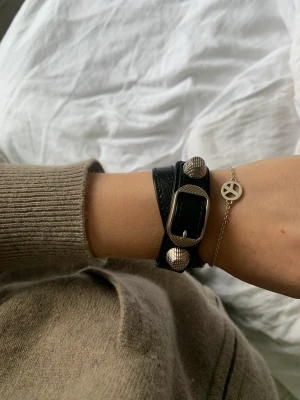 Balenciaga armband - Säljer mitt nitarmband från balenciaga eftersom det sällan kommer till användning. Armbandet har inga defekter och dustbag, box och kvitto medföljer💕 däremot boxen och kvittot väldigt slitet. Nypris är över 1500