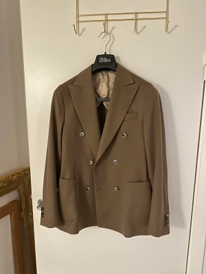 Kavaj Oscar Jacobsson - Helt ny kava från Oscar Jacobsson använd en gång. Nypris 6000kr.