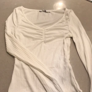 Tröja Xs - Vit tröja med detalj fram till. Storlek Xs