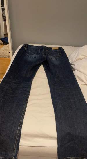 Säljer mina edc by esprit five straight lågmidjade jeans eftersom de inte kommer till användning längre. Köparen står för frakten💕