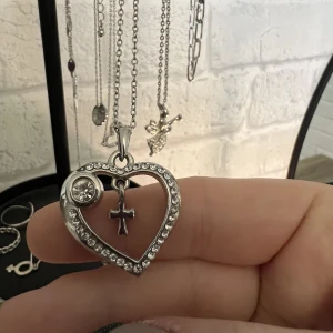 Halsband  - Halsband i fint skick. 15kr + 15kr frakt 