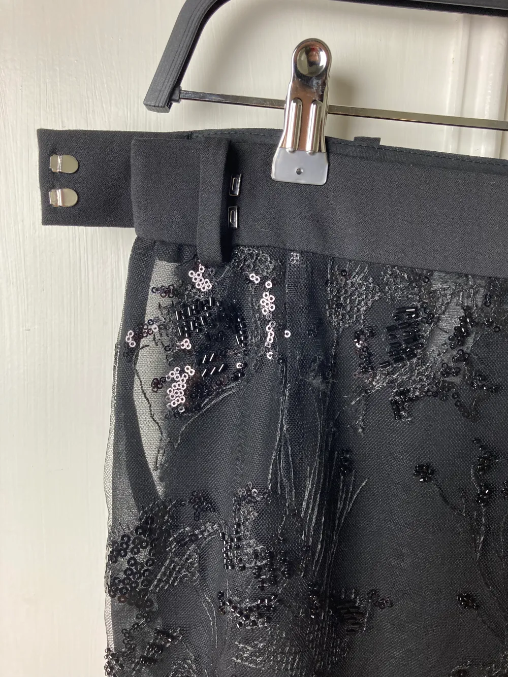 Zara black skirt with glass beads and sequins . Kjolar.