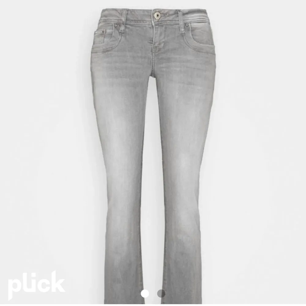 Säljee dessa lågmidjade jeans från ltb storlek 26/32 superfina men kommer inte till användning . Jeans & Byxor.