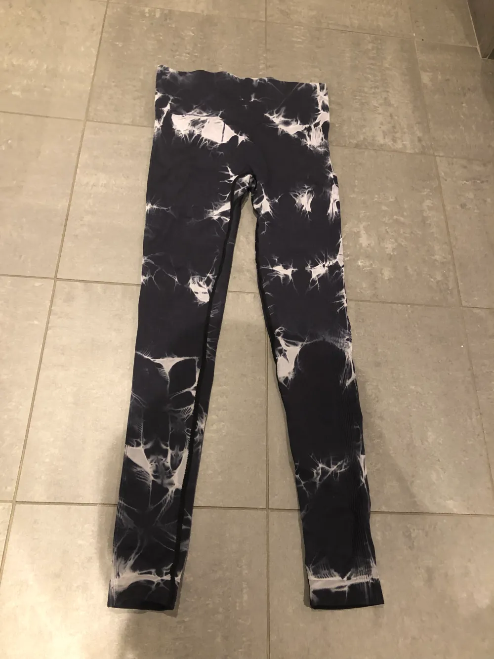 Säljer mina shein tights som aldrig är använda! Dem passade inte mig och det var krångligt att skicka tillbaks dem! Hör gärna av dig vid frågor eller fler bilder✨. Jeans & Byxor.