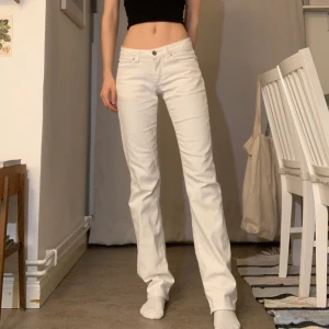 Lågmidjade Acne-jeans - Säljer mina jättesnygga Acne jeans eftersom de är lite för stora för mig (jag är 170cm och har 25/30). De har fin passform och är i bra skick bortsett från två märken som knappt syns (se bild 3).  Kan mötas i Uppsala och ibland i Stockholm.