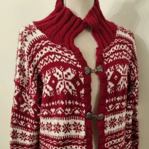 Stickad kofta, ny - Fin hemskickad kofta, ny har endast testat, tvättad med sköljmedel. Storlek S-L beroende på hur man vill att den ska sitta.