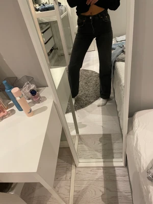 Gåta raka jeans - Gråa raka jeans med medelhög midja. Slutar lite nedanför naveln.  Från zara❤️ Frakt ingår!🫶🏼