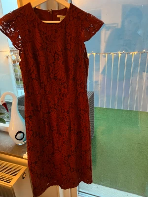Spetsklänning   - Fin spetsklänning . Har använt en gång 