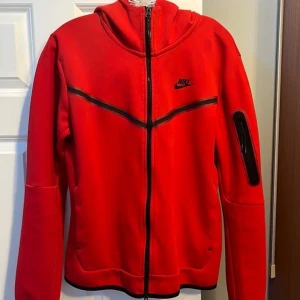 Nike tech fleece röd - säljer min röda nike tech i storlek S för jag inte använder mina nike techs längre, har använt denna max 6 gånger på mig.