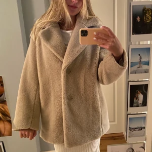 Jacka  - Superfin beige jacka från &otherstories i teddymaterial🥰 storlek 36. Orginalpris är 1800kr.  
