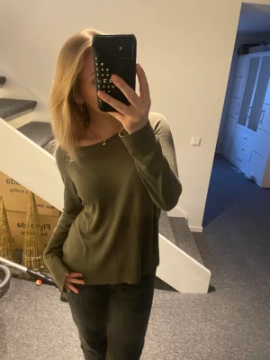 Zara Basic Långärmad  - en mycket fin basic zara tröja i färgen mörkgrön, mycket bra kvalitet! Ord 269, säljer för 99