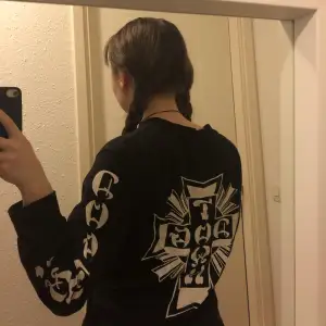 Riktigt cool och unik tröja från Carlings köpt för något år sen💞🤩!! Har text på båda armarna, lite oversized men inte mycket!