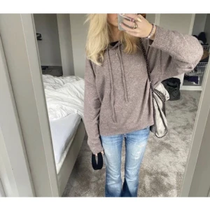 Stickad tröja - Säljer min sååå snygga stickade tröja från Lindex liknar den från soft goat💘Köpte för typ mindre än en månad men har bara använts två ggr.Den är nästan som Kashmir och jätte skön, inte nopprig eller täcken på använd Nypris:399kr