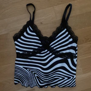 Topp - Såfin zebra topp. Aldrig använd. Vill bli av med den därav priset.