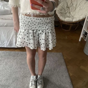 Kjol - Så snygg kjol från lindex köpt i somras, knappast använd då jag har för många kjolar ❤️ säljer inte under 150