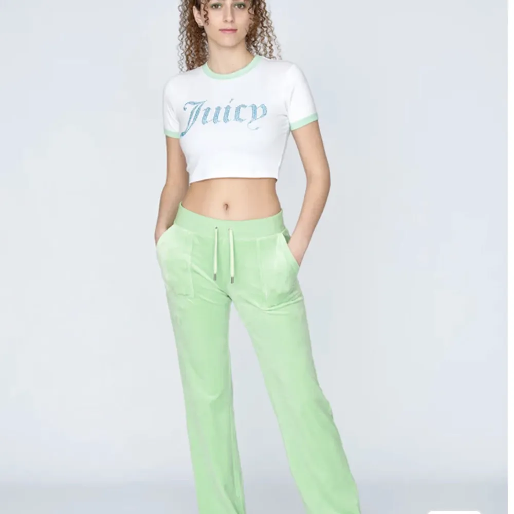 Söker nån av dessa gröna juicy byxor!  Kan betala 100-400 då jag ör fattig just nu, kan betala mer om några månader!💕. Jeans & Byxor.